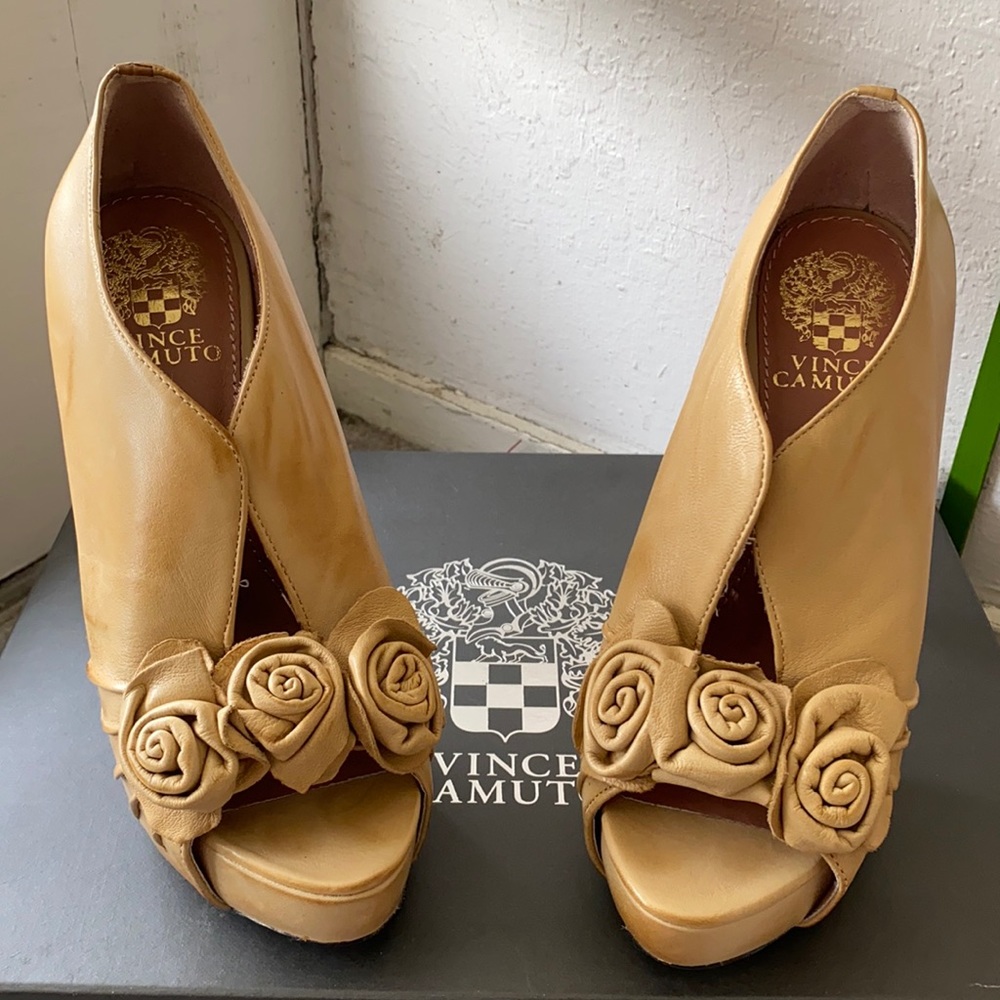 Vince Camuto Mistys peep toe Nappa leather platform pump. 5.5 . Toffee color.